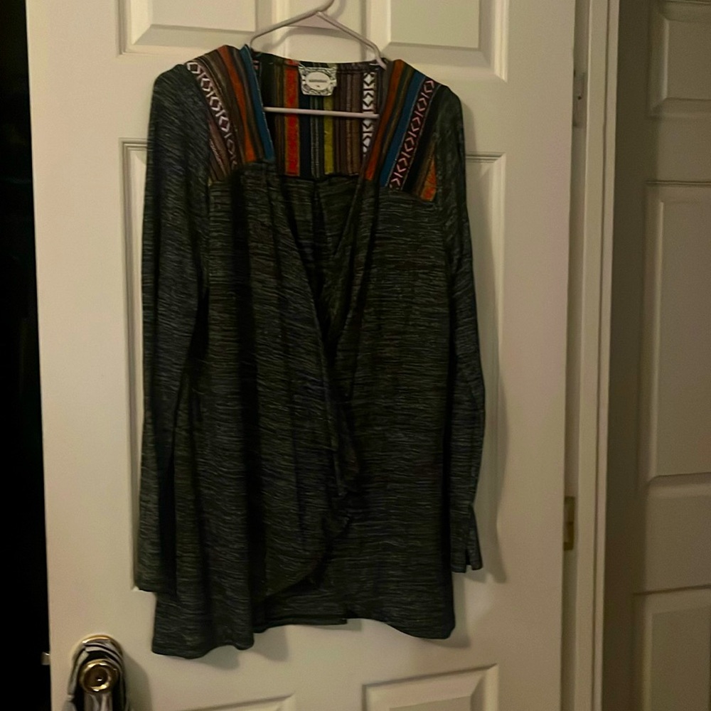 Gray base, multicolored top oranges, black gray. Medium weight size extra large.